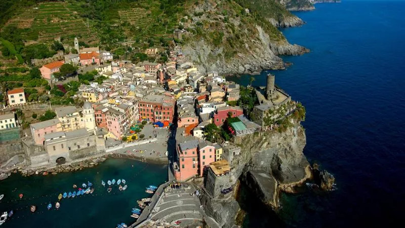 Dalla Liguria alla Puglia, le coste invase dall'alga tossica: ecco dove sono e cosa si rischia