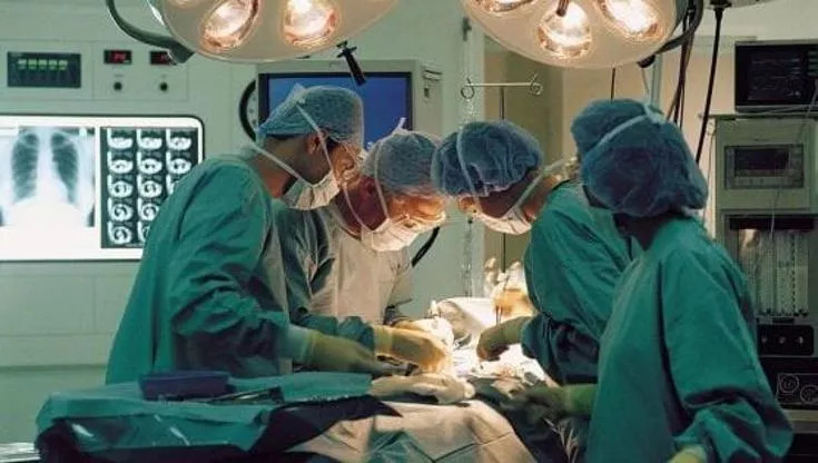 Operata a 104 anni per frattura al femore, dopo due giorni la donna è di nuovo in piedi: “Un record”