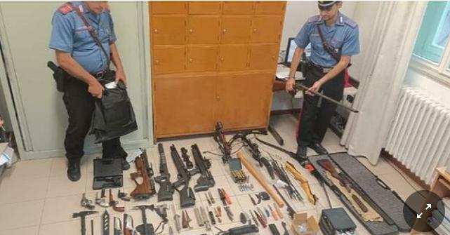 Molesta una 14enne, lo vanno a cercare a casa in 20 e lui si affaccia con un fucile. Il 38enne aveva un arsenale