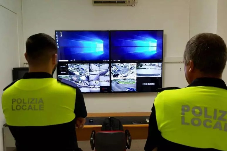 Tiro al bersaglio dal balcone verso i turisti, denunciato un giovane a Stresa
