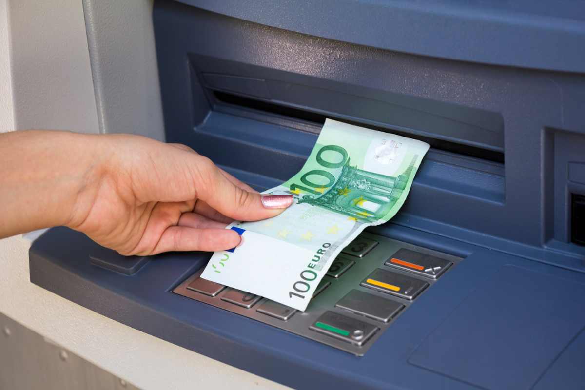 Hai appena prelevato al bancomat? Ecco la cosa da fare SUBITO (o rischi grosso!)