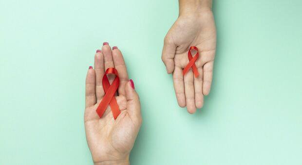 Boom di Hiv e infezioni sessuali tra i giovani: dal 1,6% al 2,4% di positivi in un anno, consapevolezza ancora troppo bassa