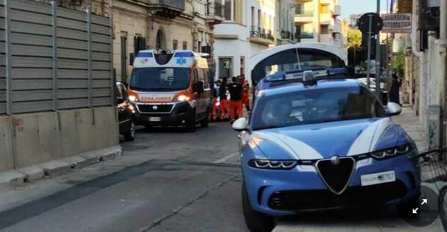Nudo e alterato per strada. I commercianti chiamano la polizia, poi il malore fatale: muore a 35 anni
