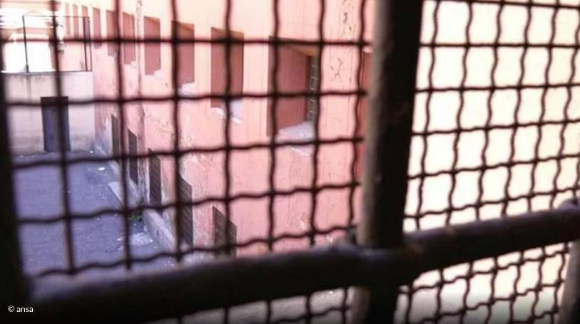 Trento, un detenuto simula un malore ed evade