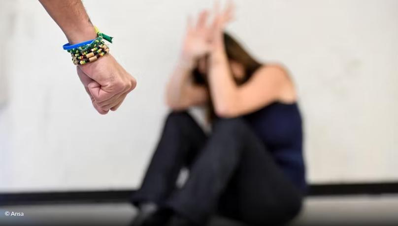 Milano, "Ti do fuoco, ti apro il cranio": arrestato 31enne che minacciava e picchiava la compagna ex modella