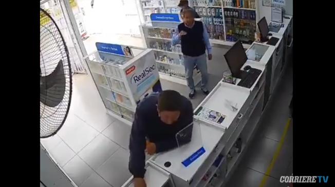 Una banda di anziani rapina una farmacia con un piano ingegnoso: il video sorprende il web