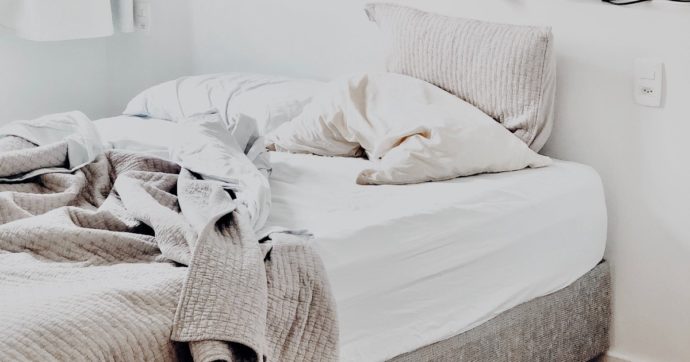 “C’è un mix di cellule morte, fluidi corporei, capelli, cosmetici e perfino peli di animali”: ogni quanto bisogna cambiare le lenzuola? I consigli degli esperti per evitare problemi di salute