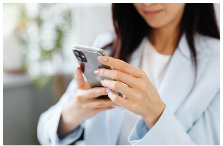 Allarme smartphone, quella lucina verde (o arancione) può metterti in serio pericolo: solo pochi lo sanno