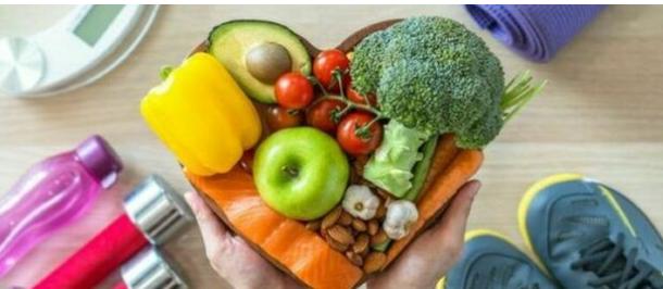 Dieta, cenare entro le 19 aiuta metabolismo, sonno e umore: ecco perché, i consigli dell'esperta