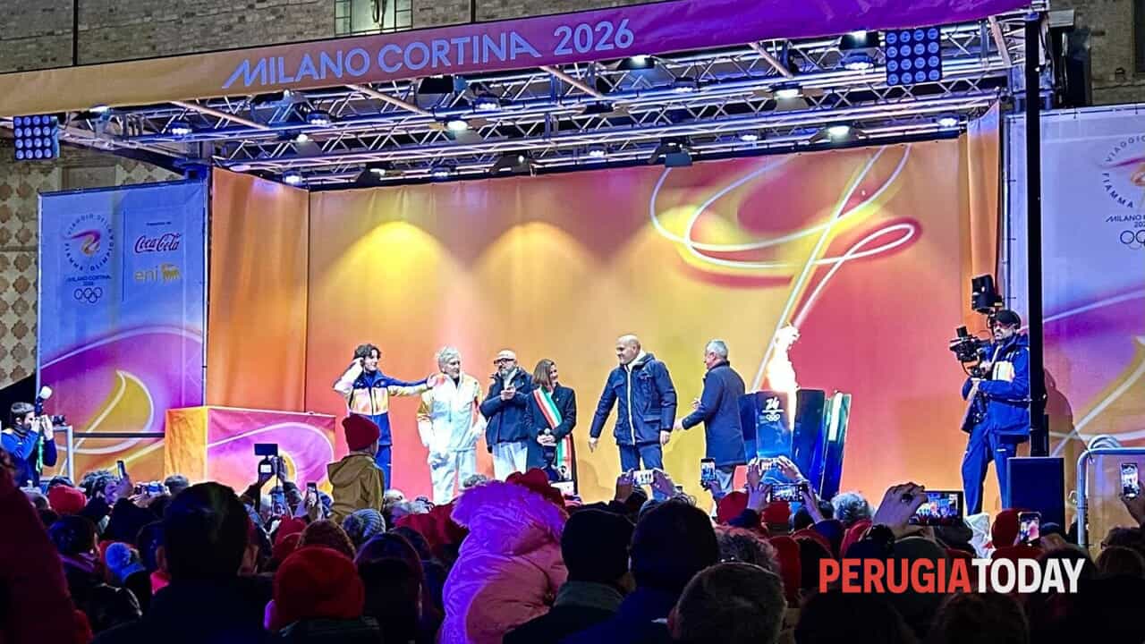 L’attesa, la marcia dei tedofori umbri, l’arrivo in piazza: Perugia ha accolto la Fiamma Olimpica
