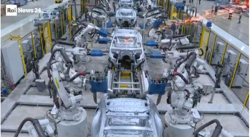 La Commissione Ue ha deciso: auto a motore termico anche dopo il 2035