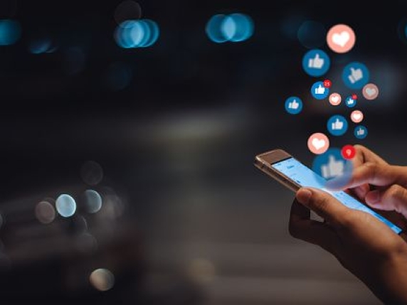 «Questo social network fa male alla tua salute»: negli Usa le prime etichette che avvisano i minorenni