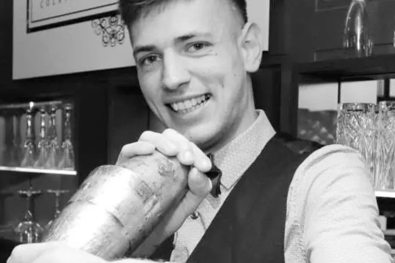 Un bartender italiano trovato morto in casa a Londra