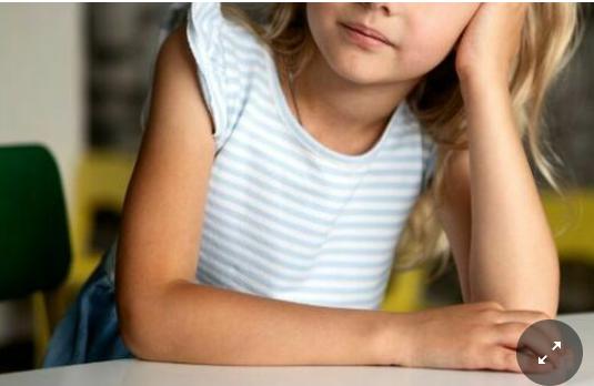 Lascia la figlia di 6 anni nuda fuori casa per ore, indagata la mamma. La confessione alla maestra: «Adesso mi ammazza»