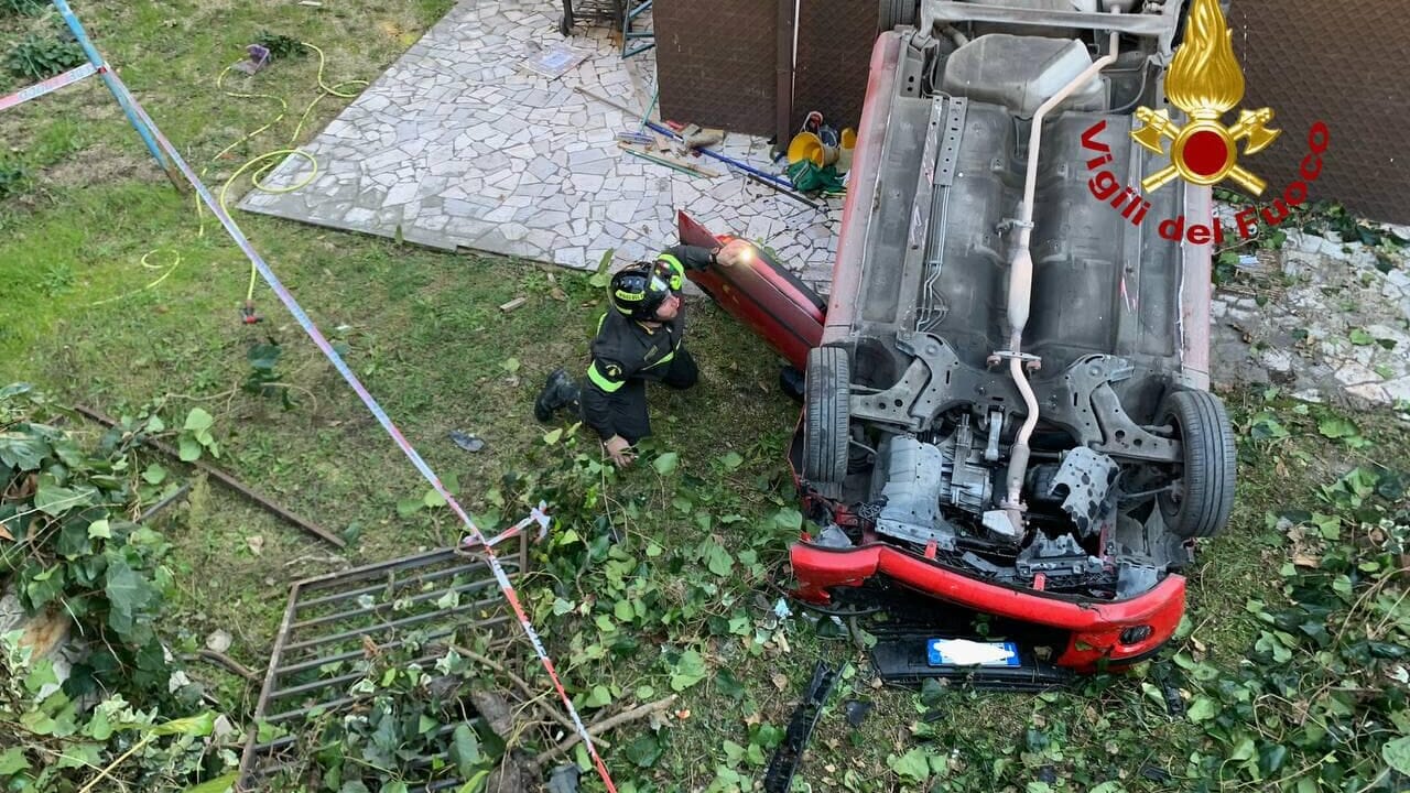 Perde il controllo dell'auto e finisce ribaltata nel condominio sotto-strada: miracolate due donne
