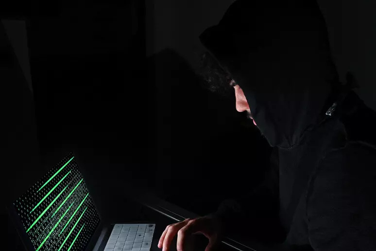 In Italia un cyber attacco ogni cinque minuti, l'IA cambia scenario minacce