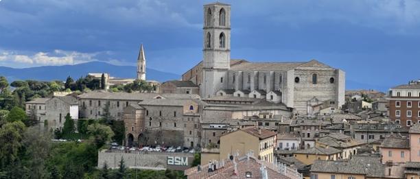 La ferita sui muri del centro di Perugia. Scritte e graffiti deturpano il cuore storico della città