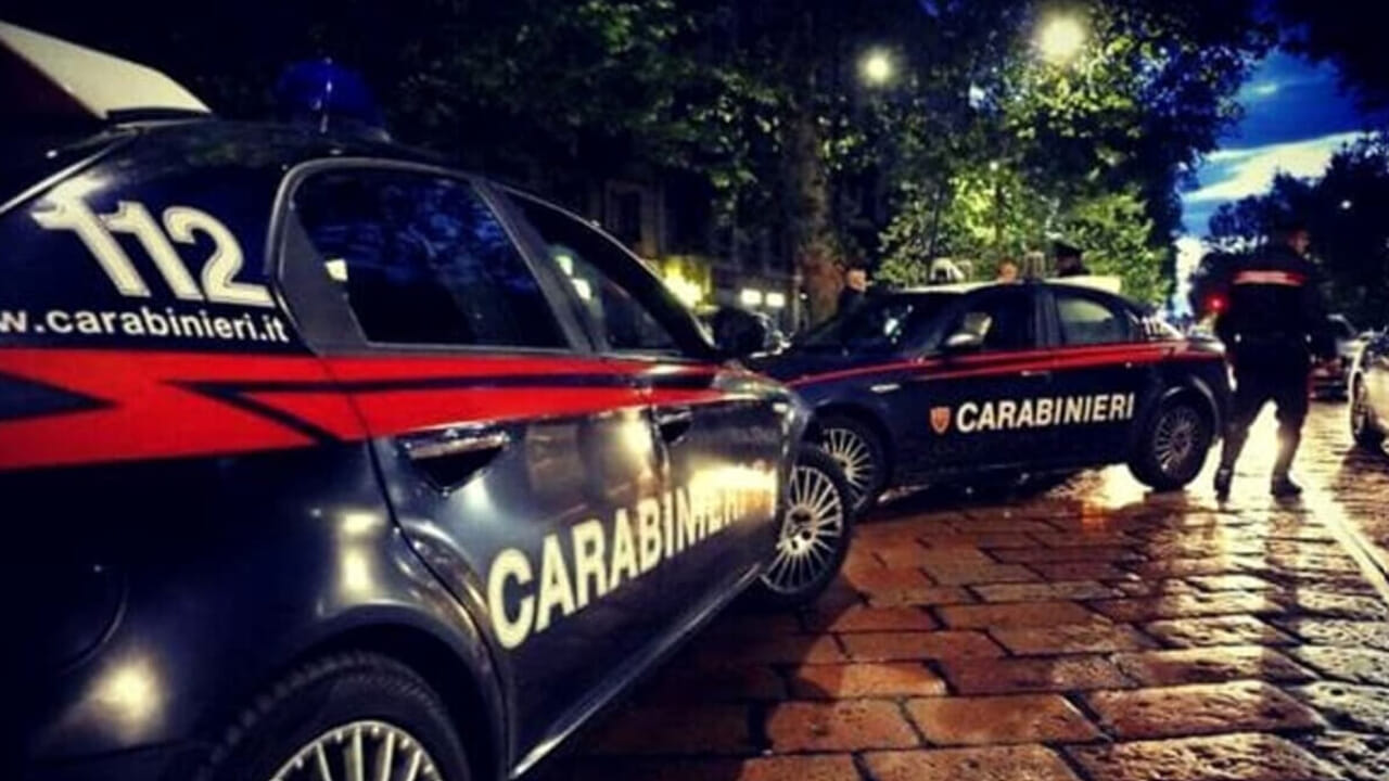 Inseguiti dai carabinieri, scavalcano un cancello ma è quello della caserma: finisce malissimo