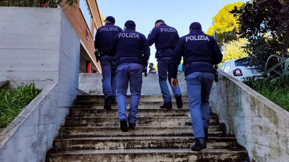 Le rubano lo zaino nella sala d'attesa della parrocchia e prosciugano la carta prepagata