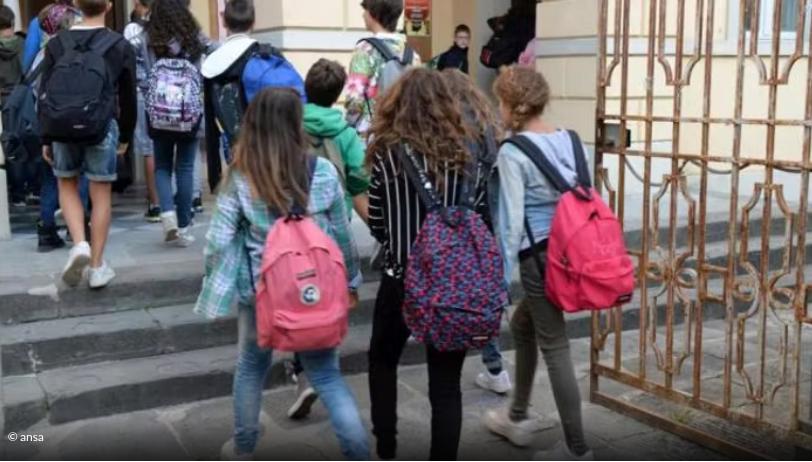 Bambini in gita scalzi e bendati per "capire" i migranti: scoppia la polemica